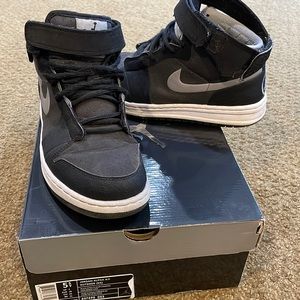 Jordan alpha AJ1 boys size: 5.5 womens size:7